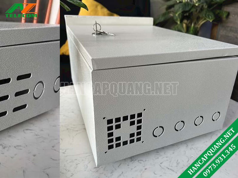 Mặt đáy (dưới) tủ điện ngoài trời có các lõ thông khí cũng như các lỗ luồn dây đã được cắt CNC sẵn